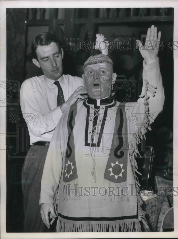 1953 Press Photo Bob Jiras Helps Catholic Priest Will Shannon In Indian Costume- Historic Images