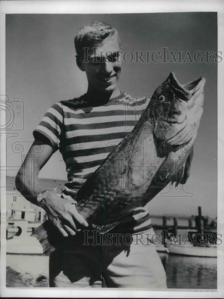 Load image into Gallery viewer, 1949 Press Photo Cape Lookout, N.C. grouper caught by George Ives
