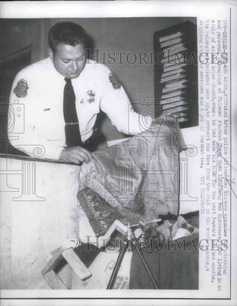Load image into Gallery viewer, 1959 Press Photo Ann Arbor Cop With Belongings Of Chinese Student Found In Attic
