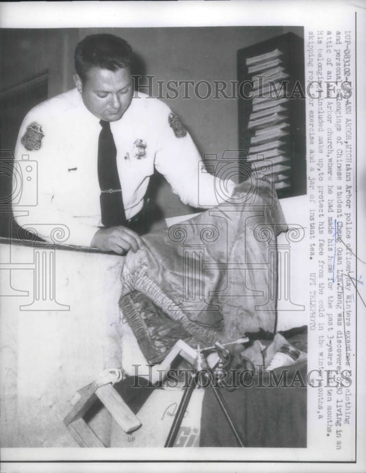 1959 Press Photo Ann Arbor Cop With Belongings Of Chinese Student Found In Attic