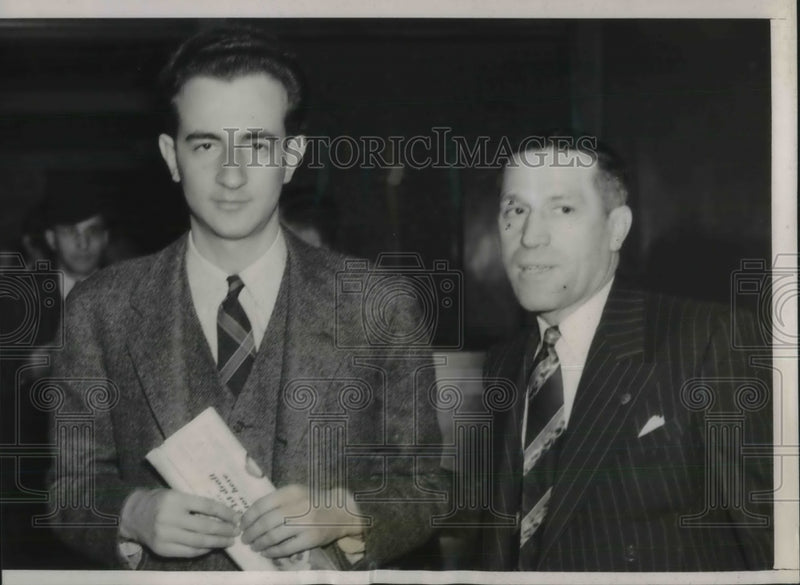 Load image into Gallery viewer, 1940 Press Photo Rev. Howard Schomer surreders to Marshall Ben Goldberg failing
