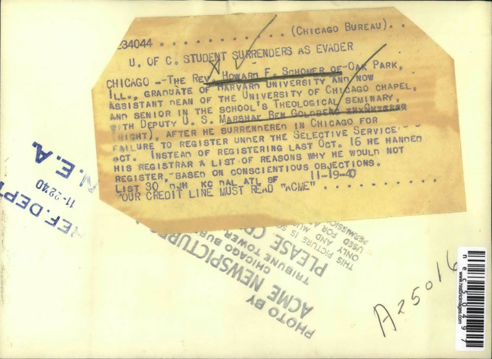 1940 Press Photo Rev. Howard Schomer surreders to Marshall Ben Goldberg failing