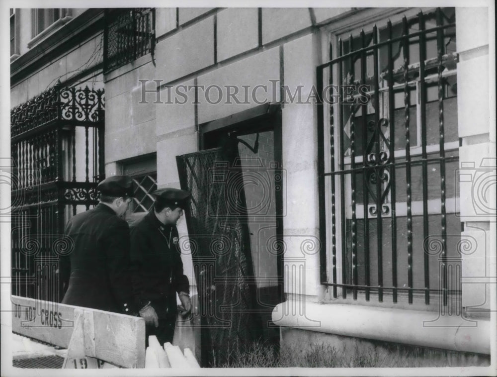 1967 Press Photo Cops View Damaged Gate After Blast At NYC Yugoslavian Consulate- Historic Images