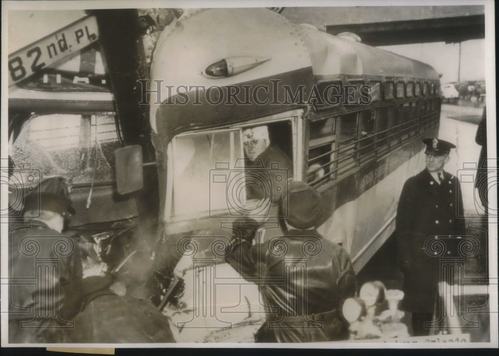 1947 Press Photo Mangled Chicago Bus Driver Orlando Brutti Pulled From Wreckage