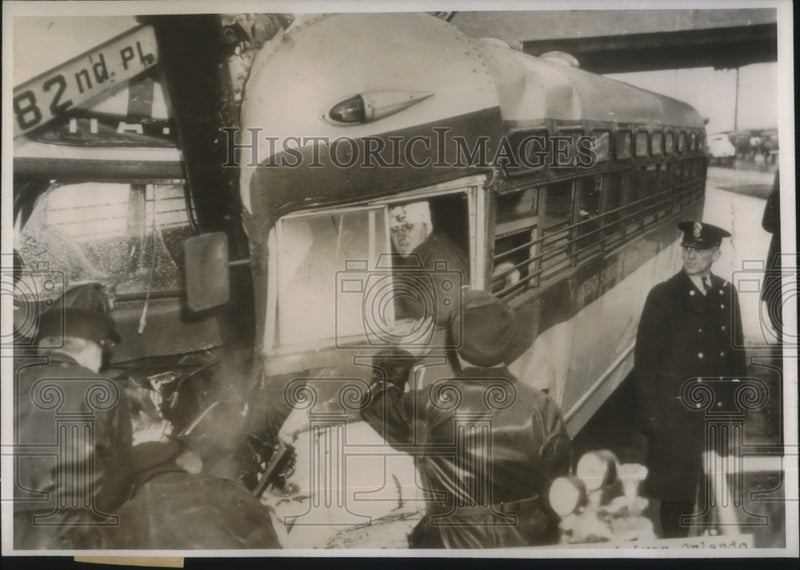 Load image into Gallery viewer, 1947 Press Photo Mangled Chicago Bus Driver Orlando Brutti Pulled From Wreckage
