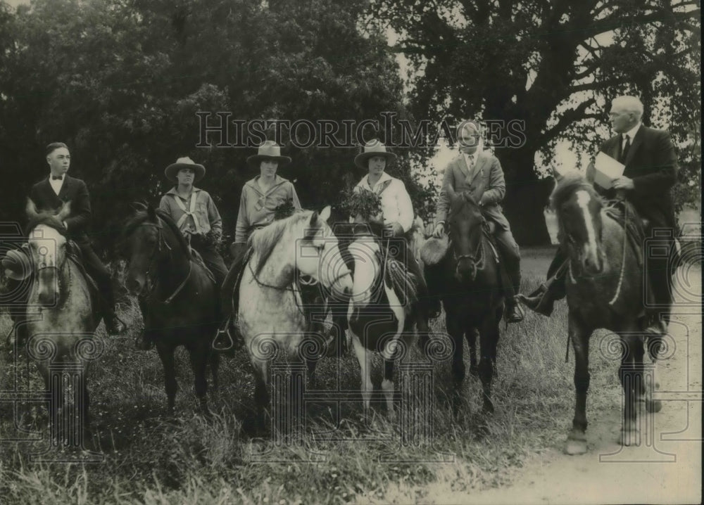 1924 Press Photo Constance A Merriam and WE Smythe Being Carried Off- Historic Images