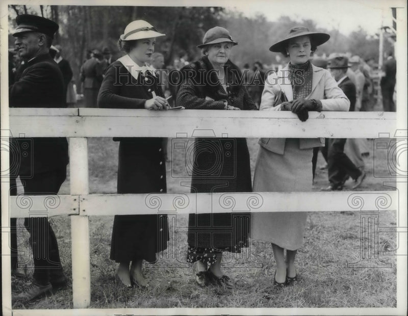 Load image into Gallery viewer, 1935 Press Photo Socialites At Charles Hickox Estate Hunt Race In Long Island
