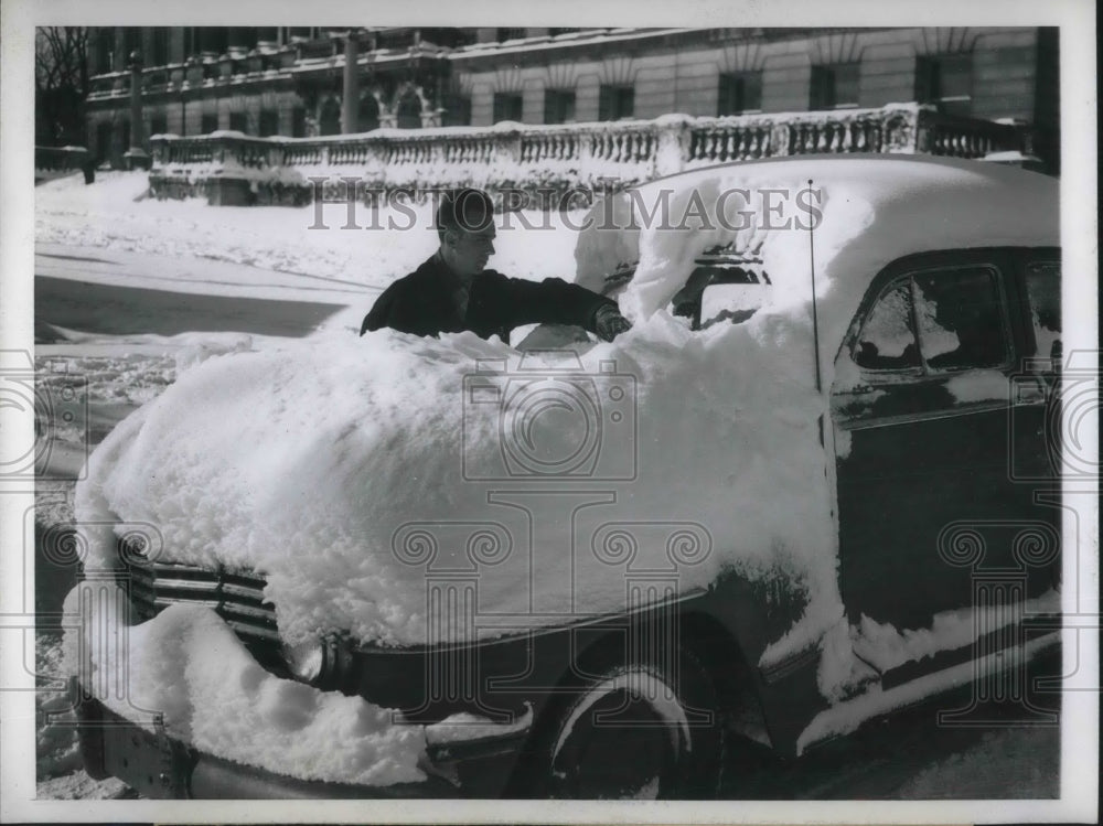 1946 Press Photo Driver Digs Car Out Of Snow After Madison Wisconsin Blizzard- Historic Images