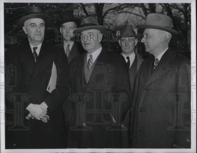 Load image into Gallery viewer, 1943 Press Photo Rail Leaders At White House, J. Aronson, R. Halsey, J. Pelley
