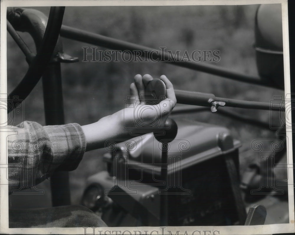 1946 Press Photo Pull of a Lever hydraulic pressure of pump of a Tractor.