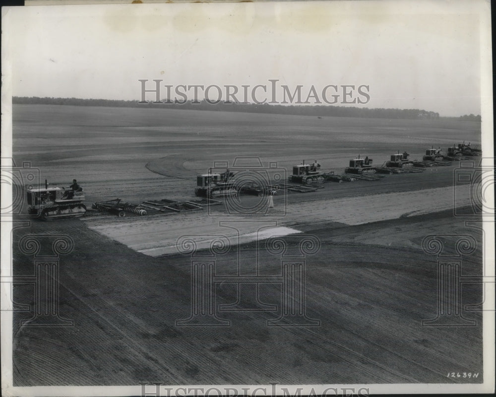 1943 Press Photo Soil Pulverization by disk and harrows drawn by Diesel tractors- Historic Images