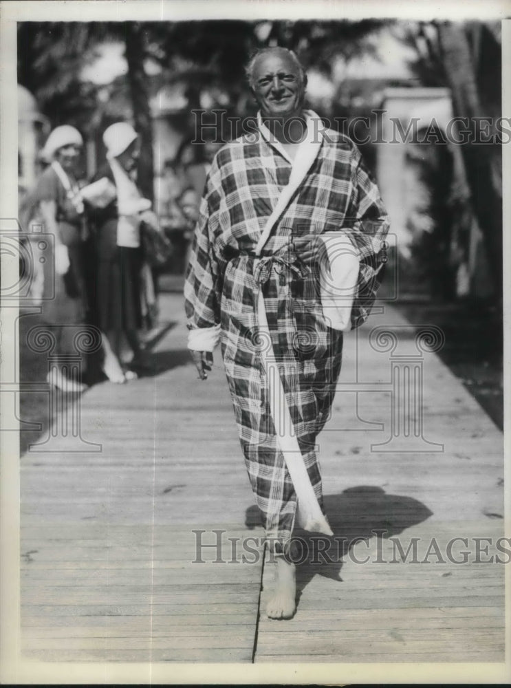 1931 Press Photo Edwin Goodman wearing beach robes as he strolls in Pam Beach,Fl