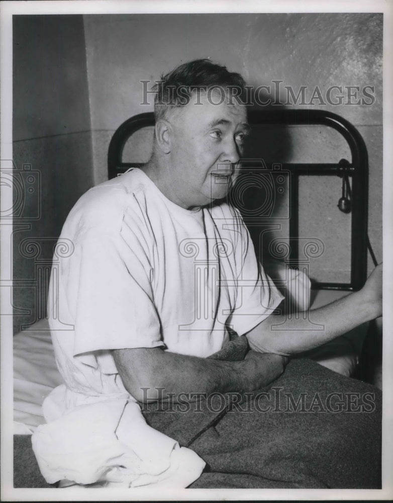 Load image into Gallery viewer, 1950 Press Photo Ora Harris 1st. asst. engineer on the sansucker that sunk
