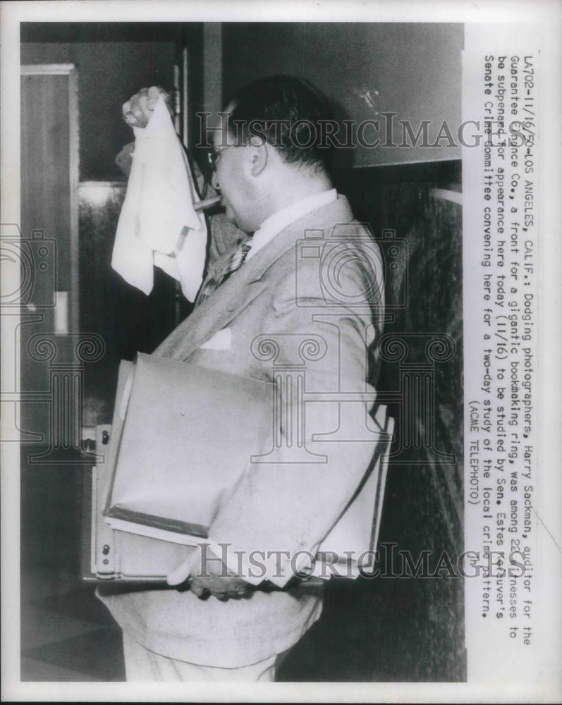 1950 Press Photo Harry Sackman dodges photographers in Los Angeles, California