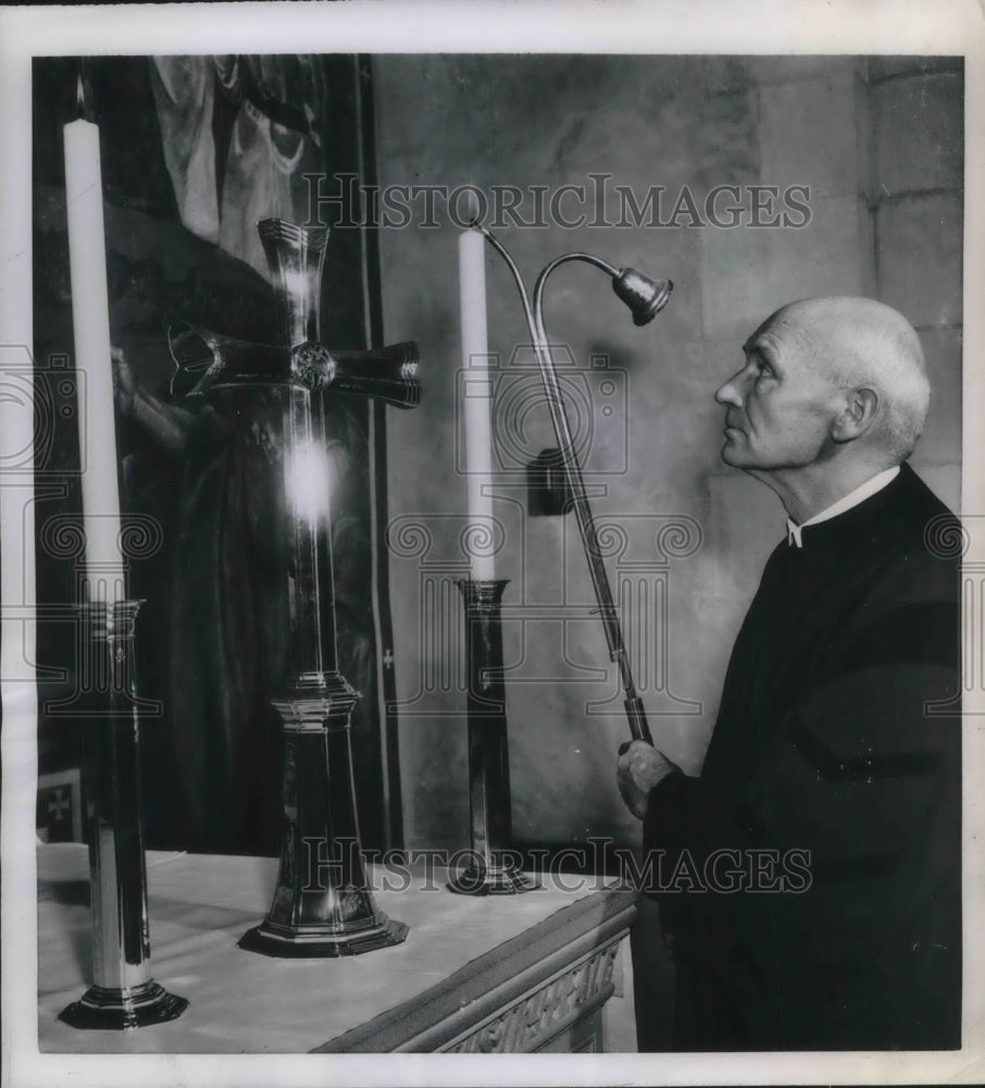1951 Press Photo Washington Cathedral in D.C. James Berkeley at altar