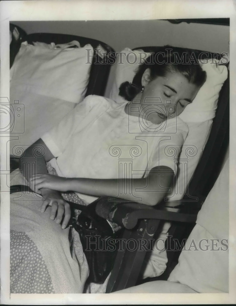 1947 Press Photo Kathleen McMahon Sailing delayed by the Longshoremen strike. - Historic Images