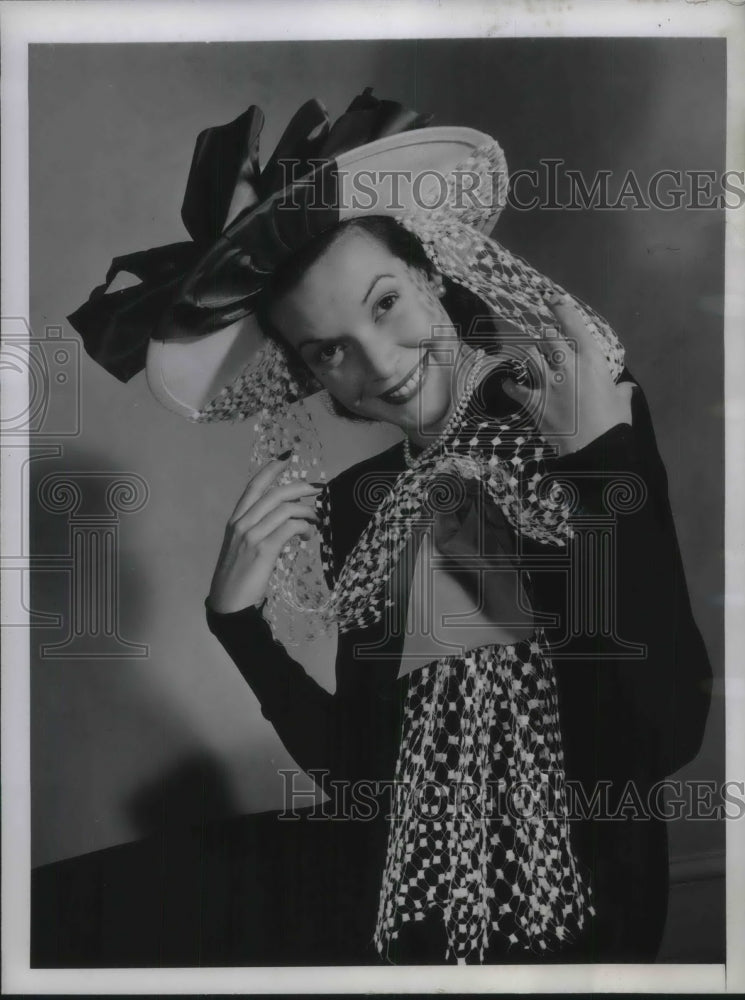 Load image into Gallery viewer, 1947 Press Photo Josi Johnson modeling at Walter Florell hat at Hotel Pierre
