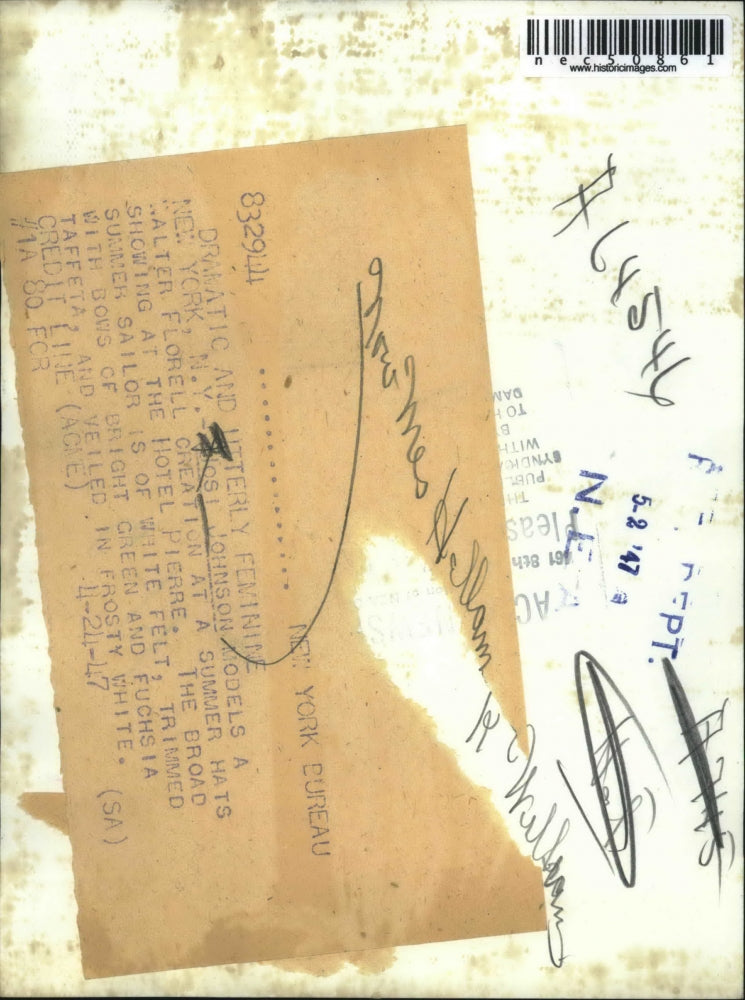 1947 Press Photo Josi Johnson modeling at Walter Florell hat at Hotel Pierre