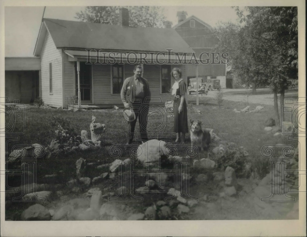 1933 Press Photo Mr and Mrs Walter Singler in their rock garden - nec50938