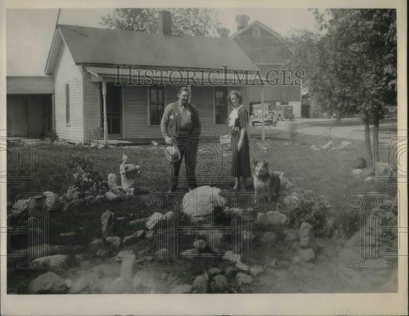 Load image into Gallery viewer, 1933 Press Photo Mr and Mrs Walter Singler in their rock garden - nec50938
