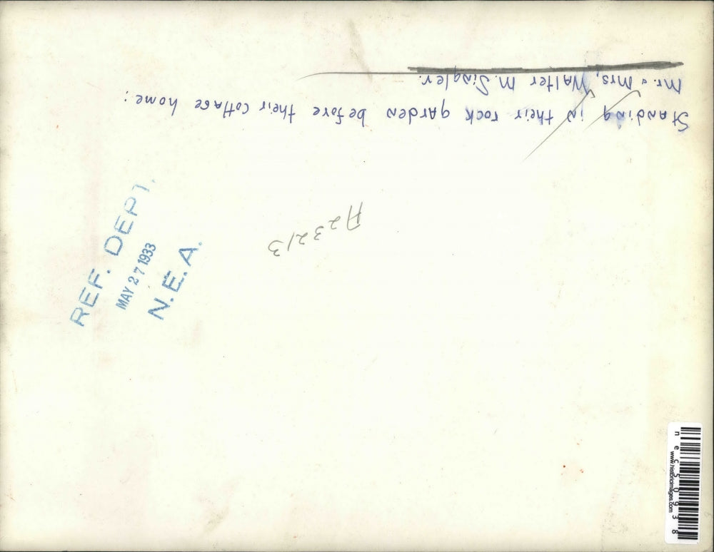 1933 Press Photo Mr and Mrs Walter Singler in their rock garden - nec50938