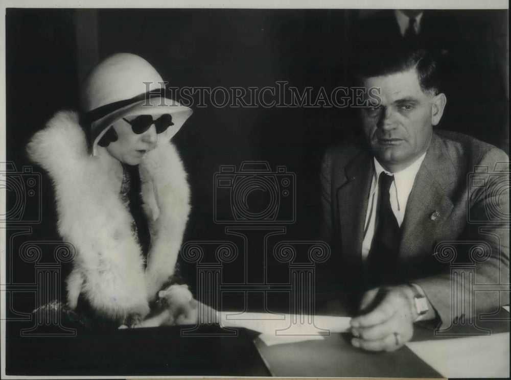 1931 Press Photo Charles Spencer's widow wore shades to hide tears.
