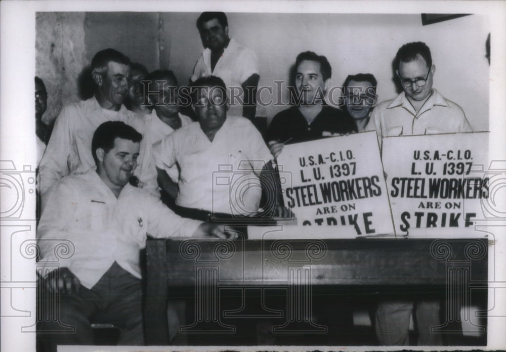 1955 Press Photo United Steel workers at headquarters for the strike deadline