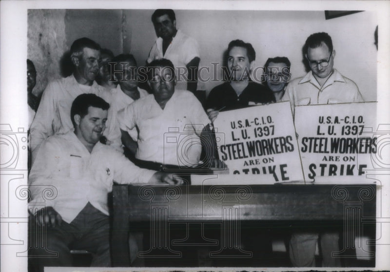 Load image into Gallery viewer, 1955 Press Photo United Steel workers at headquarters for the strike deadline
