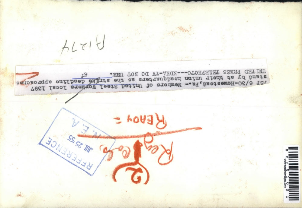 1955 Press Photo United Steel workers at headquarters for the strike deadline