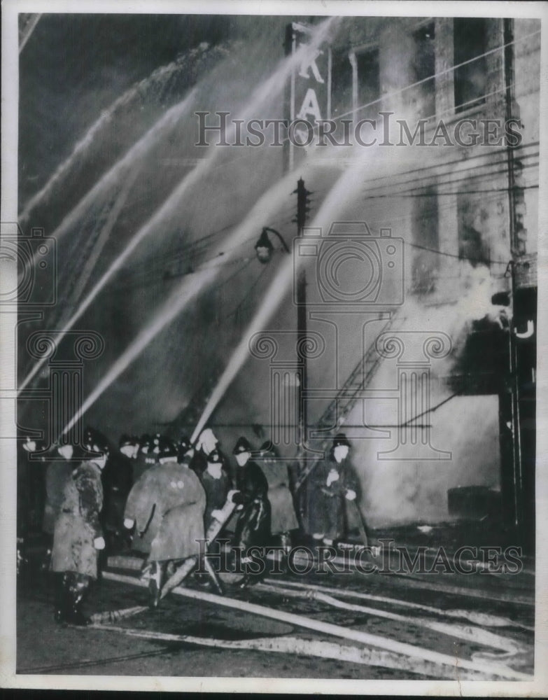 1950 Press Photo Fireman saving the lives of employees and shopper.
