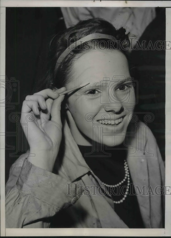 1939 Press Photo A junior leaguer learns how to put make-up for play.- Historic Images