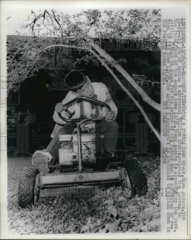Load image into Gallery viewer, 1968 Press Photo Glen Anders mows the lawn for father's return in Texas

