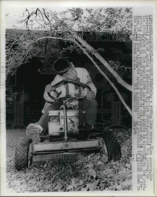 1968 Press Photo Glen Anders mows the lawn for father's return in Texas