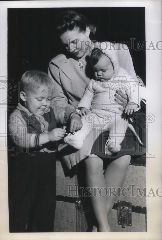 1946 Press Photo Mrs.Edith Dye and children JImmy and Patty arrive in New Jersey- Historic Images