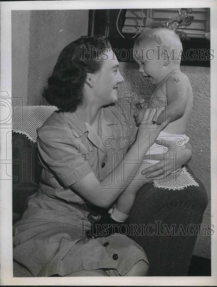 1946 Press Photo 17 month old, William J. Kelly and mother Margaret Kelly
