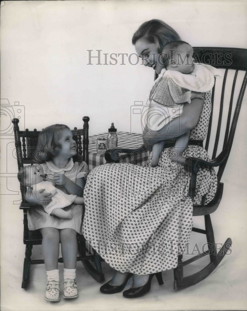 Load image into Gallery viewer, 1953 Press Photo National Baby Week stresses good eating habits
