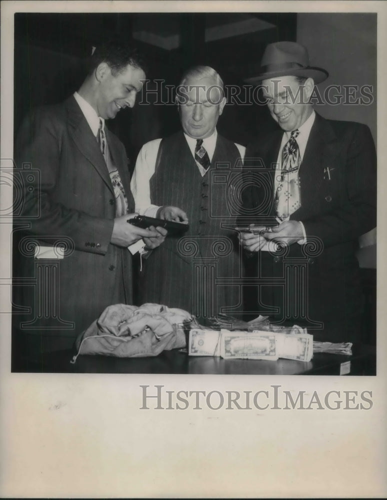 1950 Press Photo Det. Lymen Oliver, Det Sgt. John Roddy examines guns in hold up