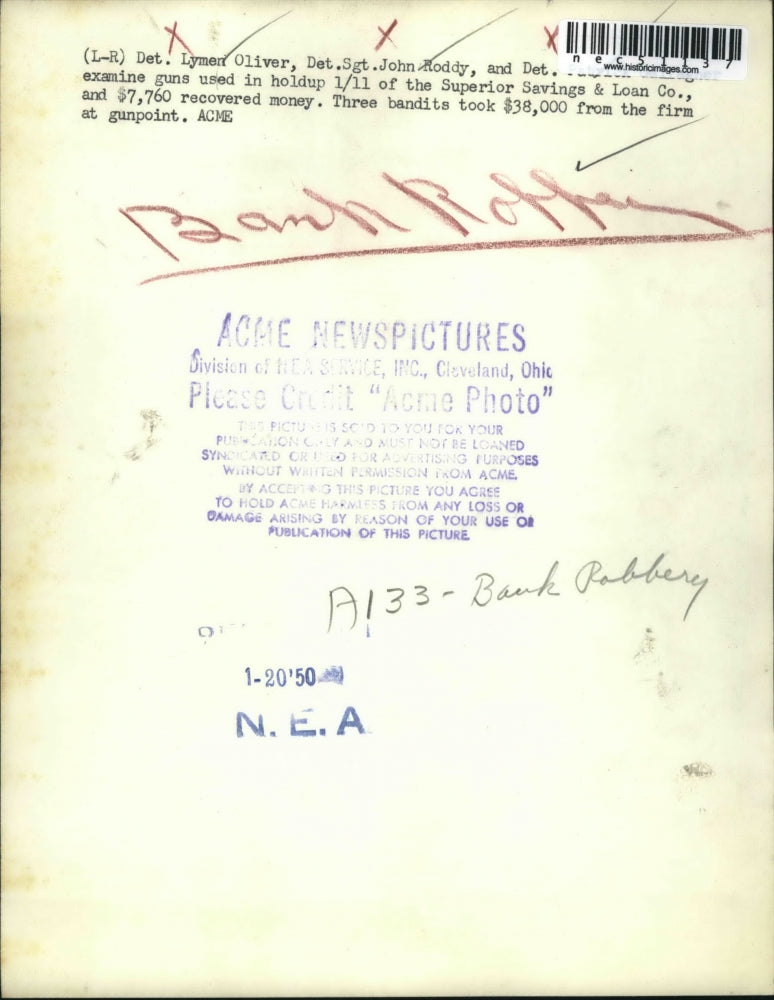 1950 Press Photo Det. Lymen Oliver, Det Sgt. John Roddy examines guns in hold up