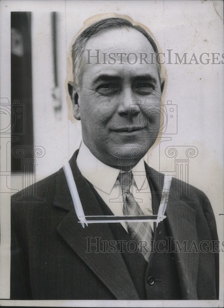 Load image into Gallery viewer, 1934 Press Photo Richard W. Child leaves to see European Heads
