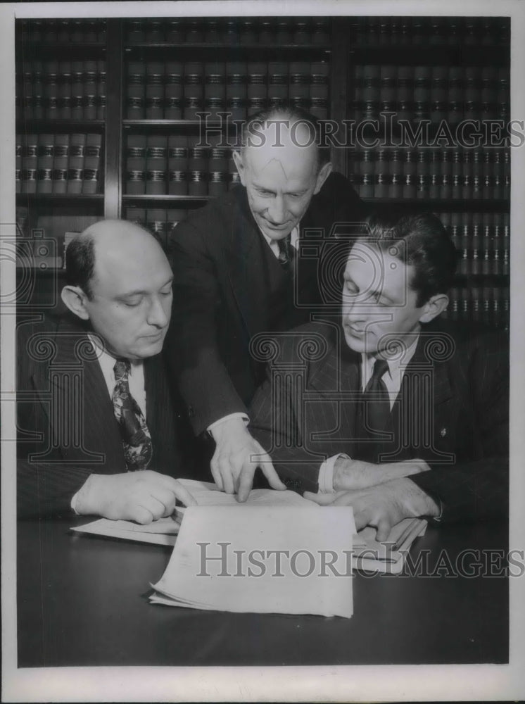 Load image into Gallery viewer, 1946 Press Photo George Frank, with attorneys Marks Alexander, Richard Stengel.
