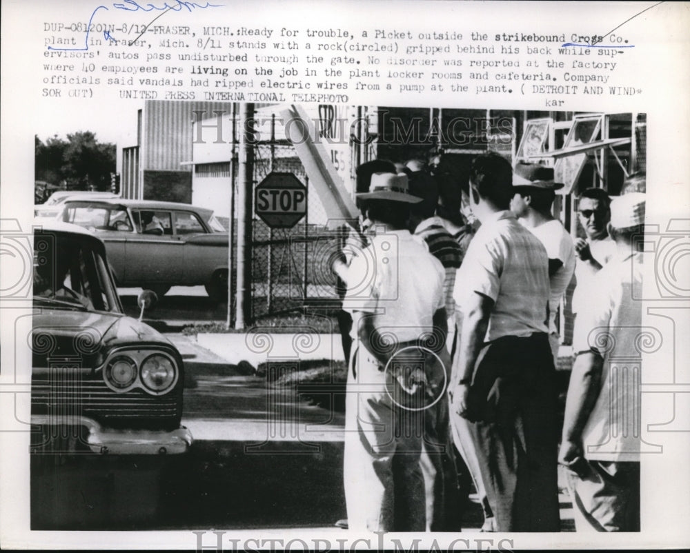 1959 Press Photo Fraser, Mich pickets strike at Cross Co. plant