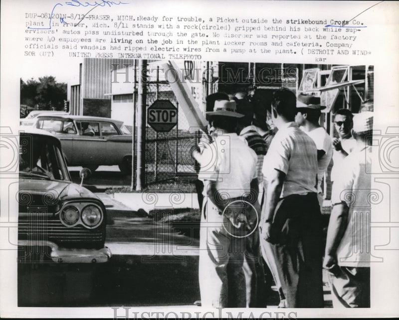 Load image into Gallery viewer, 1959 Press Photo Fraser, Mich pickets strike at Cross Co. plant

