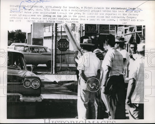 1959 Press Photo Fraser, Mich pickets strike at Cross Co. plant