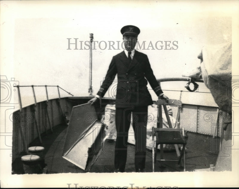 Load image into Gallery viewer, 1933 Press Photo Ax Commander John Roundtree Coast Guard Boat Daphne
