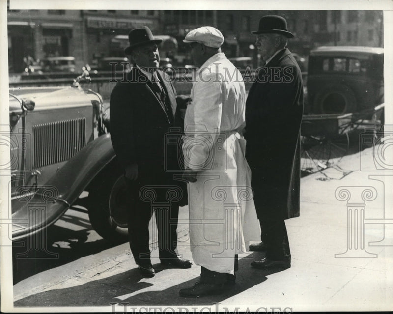 Load image into Gallery viewer, 1932 Press Photo Judge Patrick O'Brien talking to Butcher - nec51482
