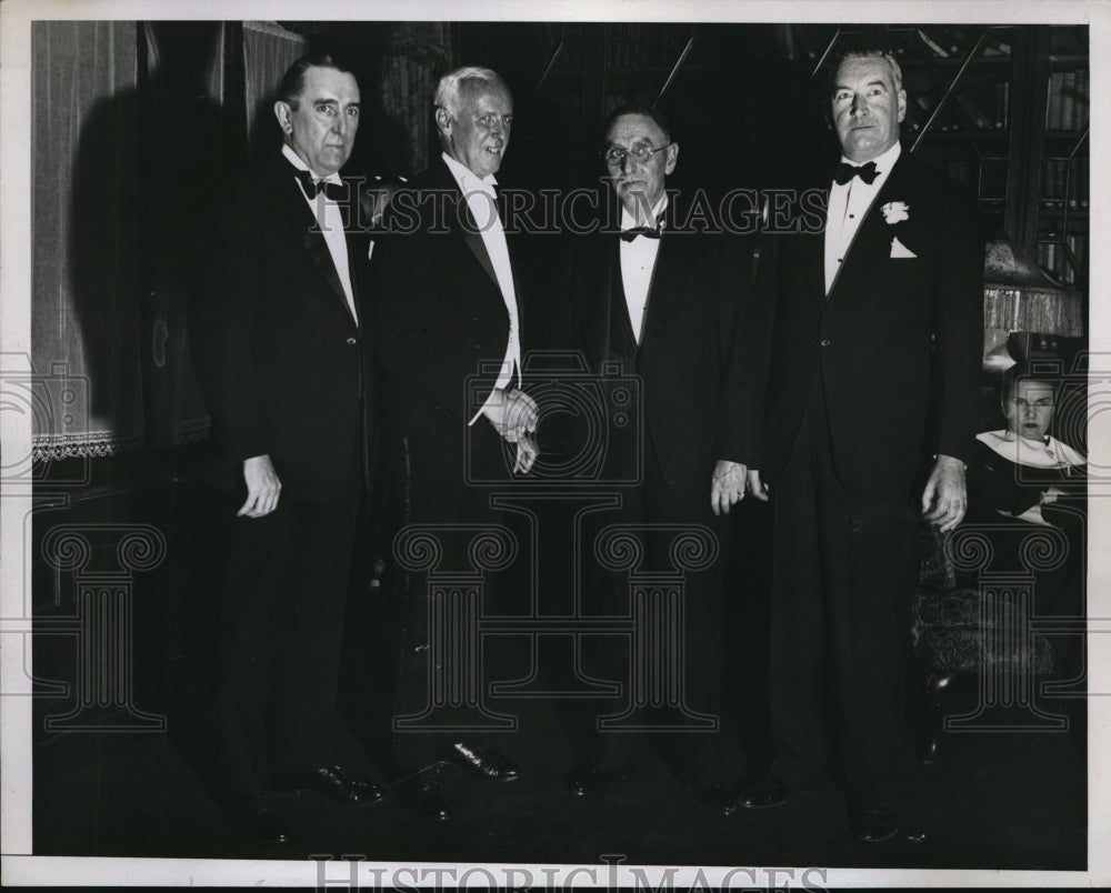 1935 Press Photo Luther Roberts Bank Examinier, Joseph Broderick State Sup of Ba