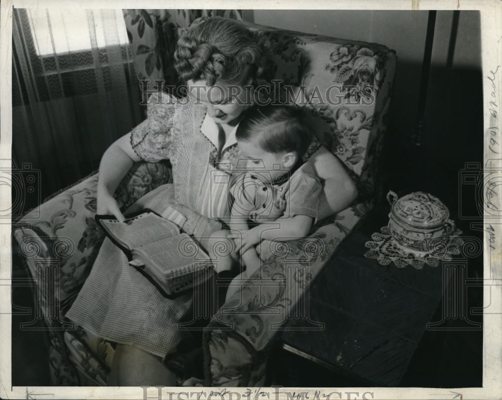 1943 Press Photo Mother reads to son preceding Easter in Cleveland, Ohio.