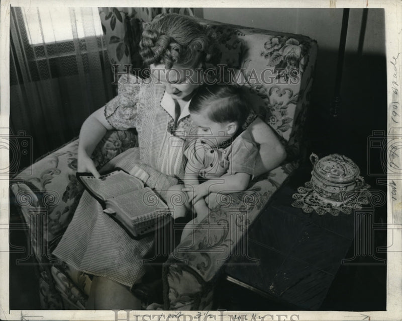 Load image into Gallery viewer, 1943 Press Photo Mother reads to son preceding Easter in Cleveland, Ohio.
