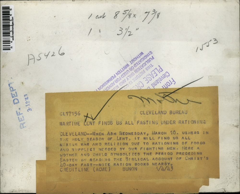 1943 Press Photo Mother reads to son preceding Easter in Cleveland, Ohio.