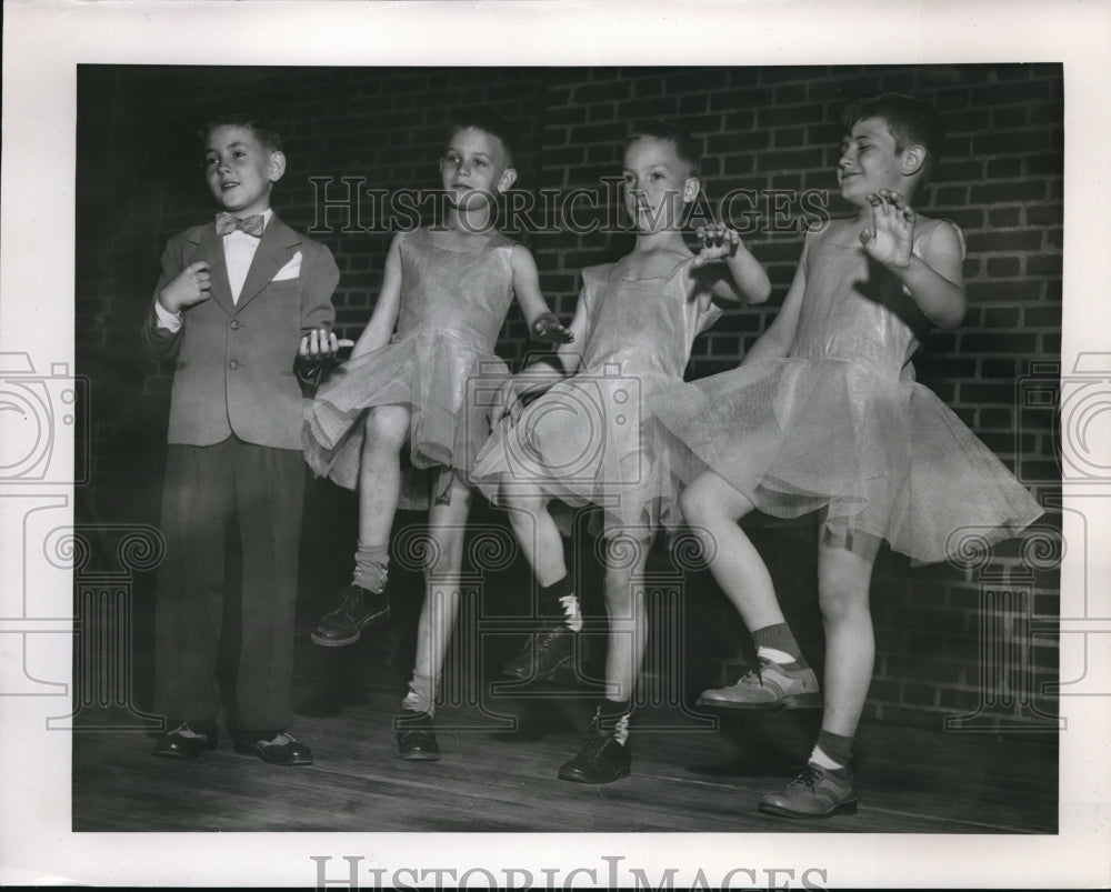 1955 Press Photo Young performers rehearse for the Christmas presentation